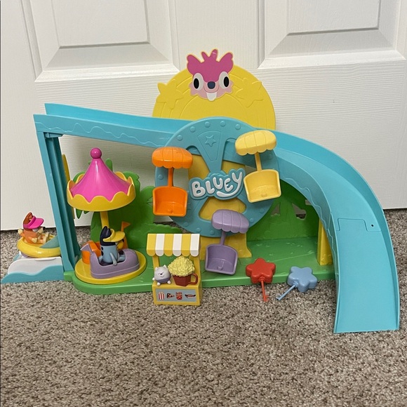 Bluey Amusement Park Playset - Picture 2 of 7